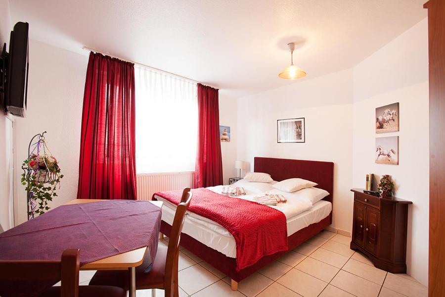 Pension Jasmin Pforzheim Bagian luar foto